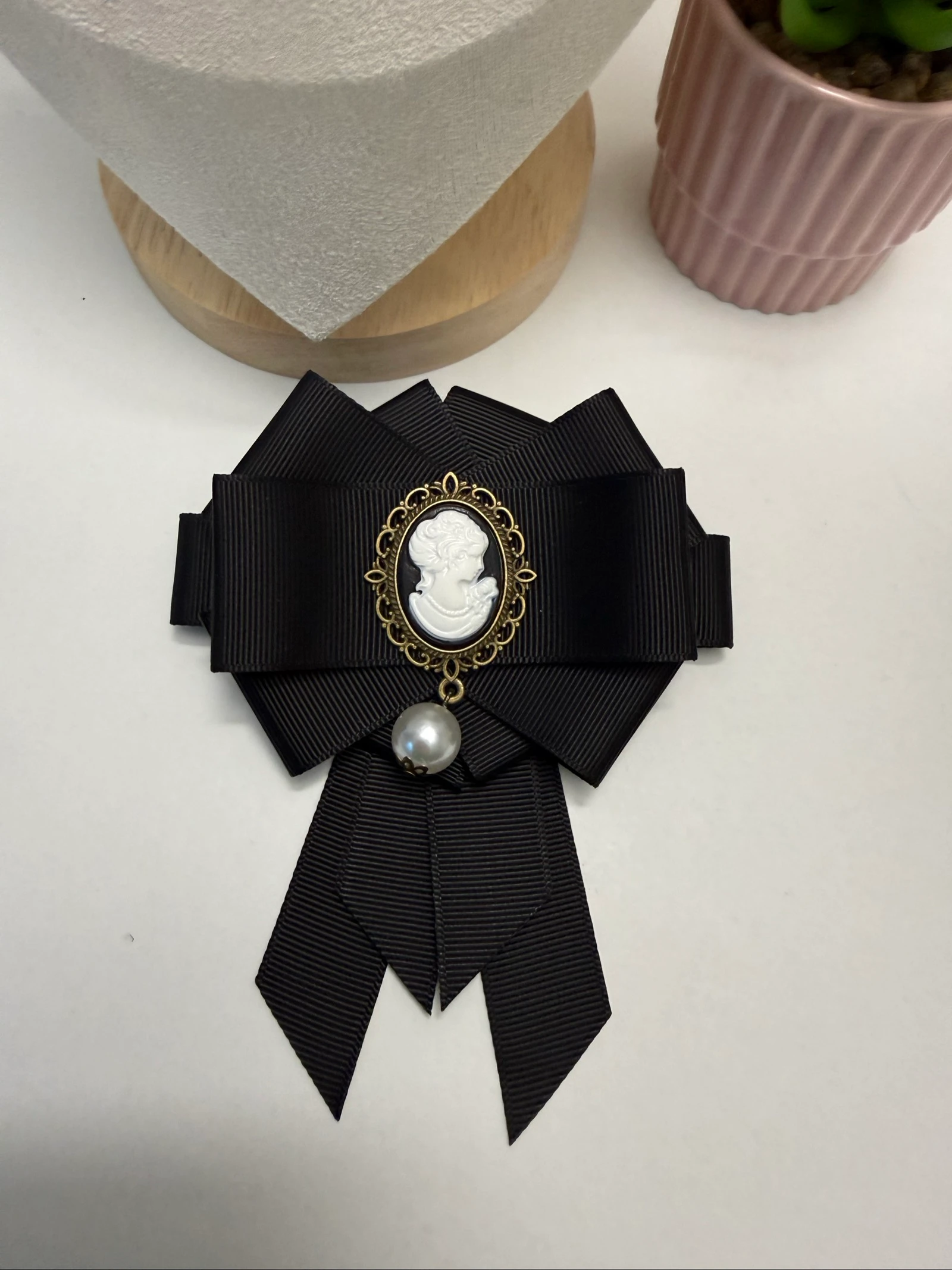 Broche flot noir avec camée blanc